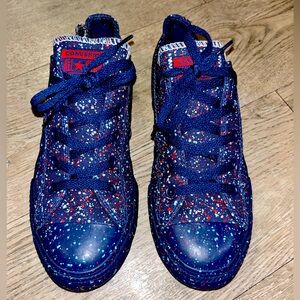 Women’s size 6 blue and red speckled converse all star sneakers